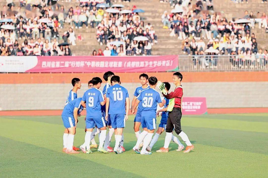 -包含国内职业足球联赛火热展开，队员实力均衡比拼的词条