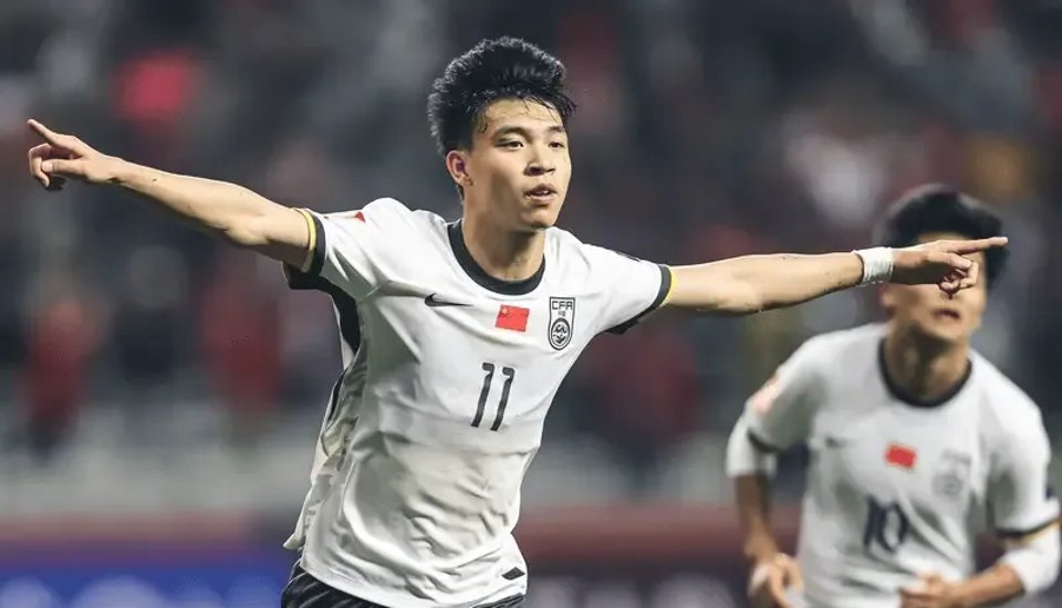 足球比赛中现精彩一幕,球员技艺精湛的简单介绍 足球比赛中现精彩一幕,球员技艺精湛的简单介绍