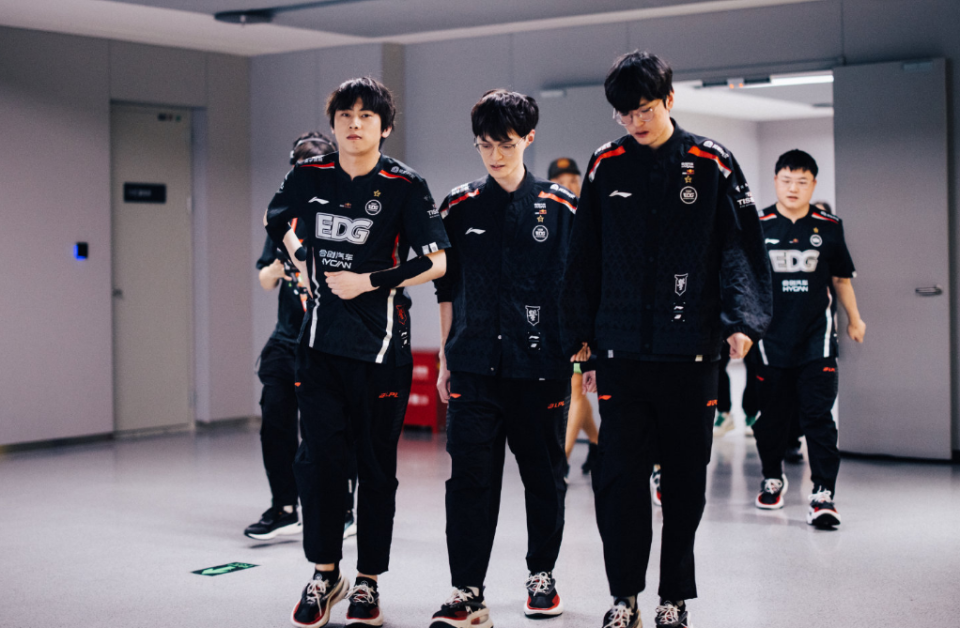 关于V5翻盘FLY,Uzi团战一打五峡谷大战小组赛,让粉丝疯狂欢呼的信息 关于V5翻盘FLY,Uzi团战一打五峡谷大战小组赛,让粉丝疯狂欢呼的信息