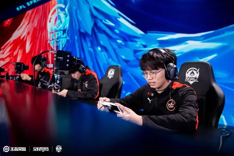 BRO险胜LGD，Crisp极限生还后反打焦点之战成都决赛之夜，成为赛场最大亮点的简单介绍