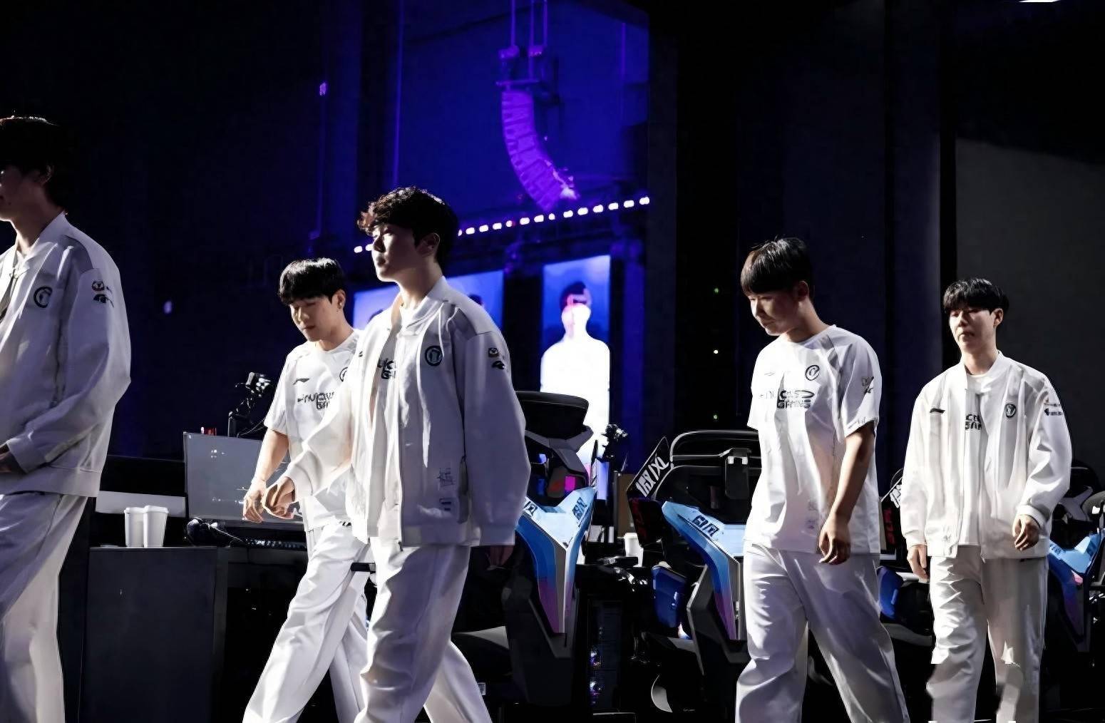 V5绝杀C9，Uzi打出惊人五杀激烈交锋全球总决赛，引爆全场热议