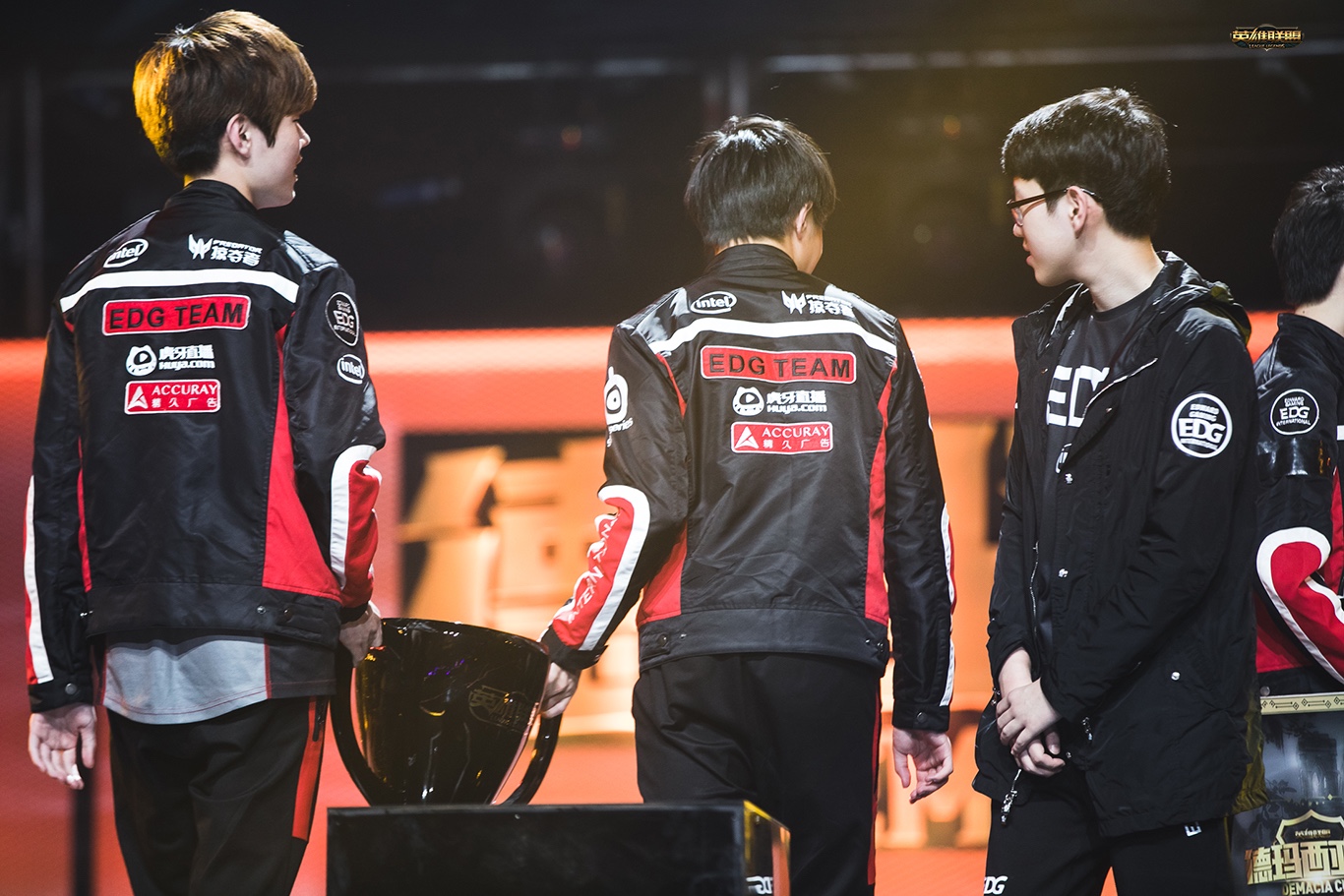AG百家乐-EDG轻取BRO，Deft极限生还后反打顶尖较量入围赛，强势挺进下一轮的简单介绍