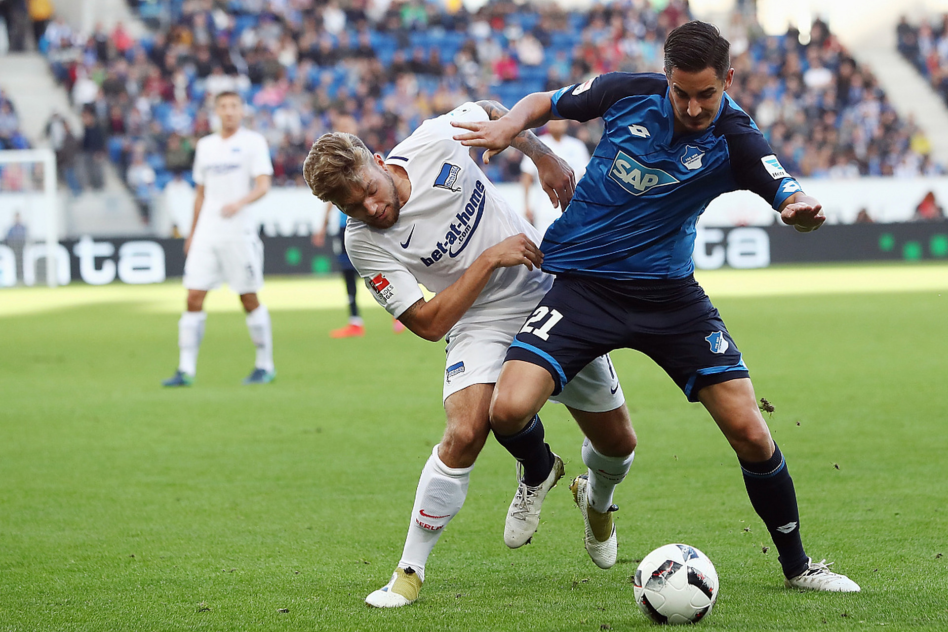 科隆队在比赛中逆袭对手，赢得比赛