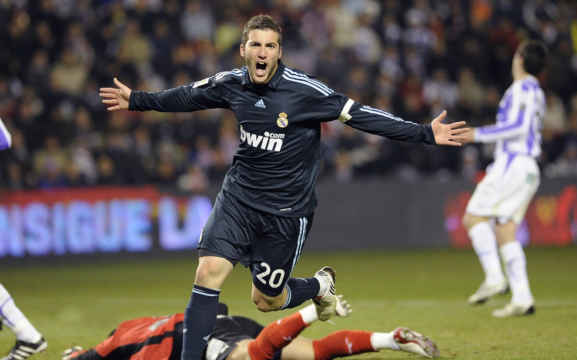 AG真人官方入口-定格与绝杀，两个无关夜晚的唯一性回响